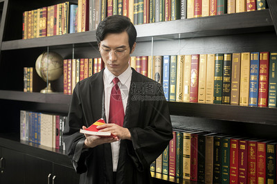 男律师查阅图片素材_免费下载_jpg图片格式_VRF高清图片500983656