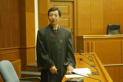 图文:新年第一个工作日 北京律师着律师袍出庭